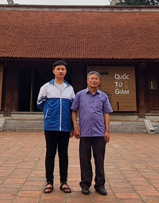 Thầy giáo Lê Thanh Bình, người trực tiếp đào tạo và hướng dẫn của Duy Anh trong các cuộc thi học sinh giỏi các cấp.